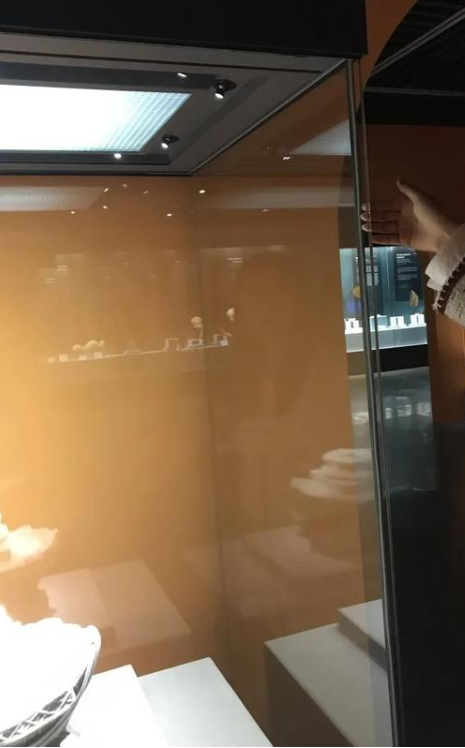 展柜玻璃弯曲现象在不同类型展柜中普遍存在(图1) 展柜玻璃弯曲现象在不同类型展柜中普遍存在(图1)