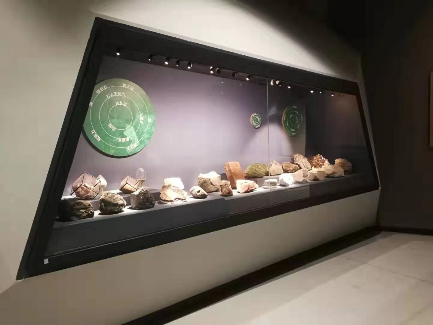 博物馆龛柜是什么展柜,龛柜有什么好处(图1) 博物馆龛柜是什么展柜,龛柜有什么好处(图1)